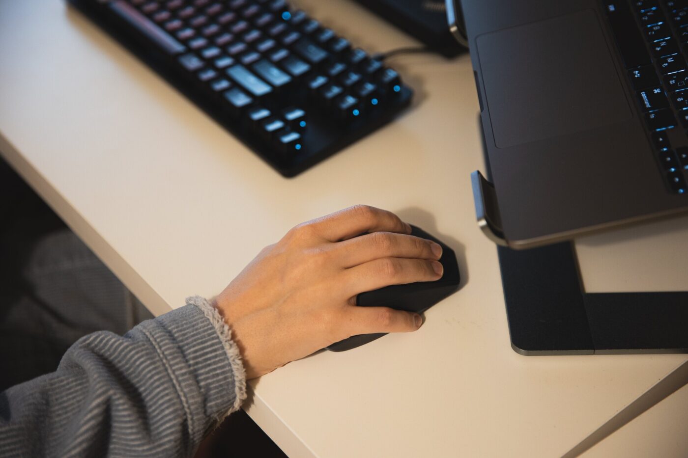 A person using a computer mouse